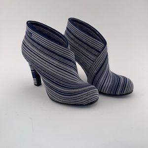 *Like New* United Nude Fold Hi Elastic Ankle Booties in Navy/White, Size 38/8